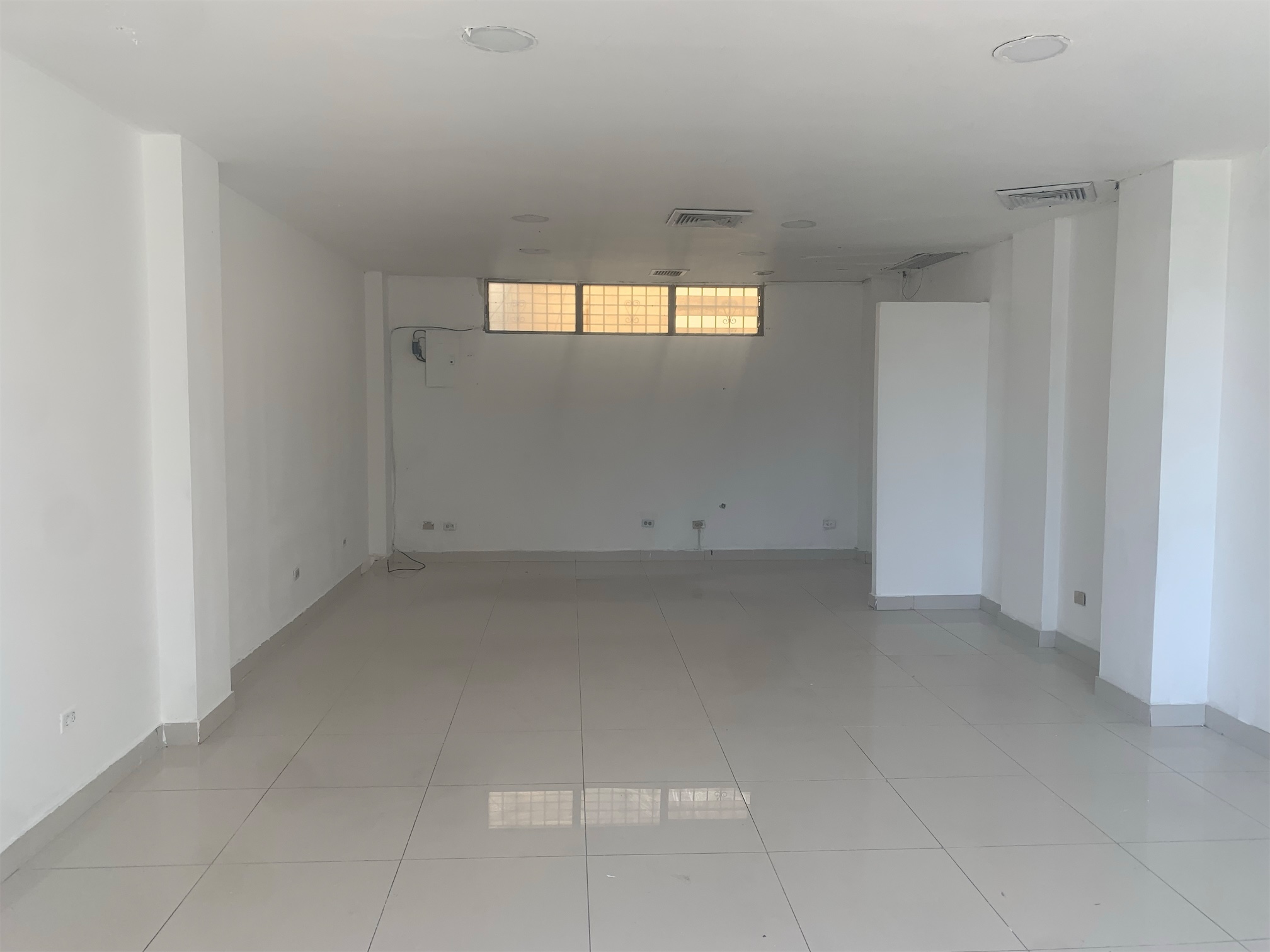 oficinas y locales comerciales - Local en Piantini buena ubicación  2