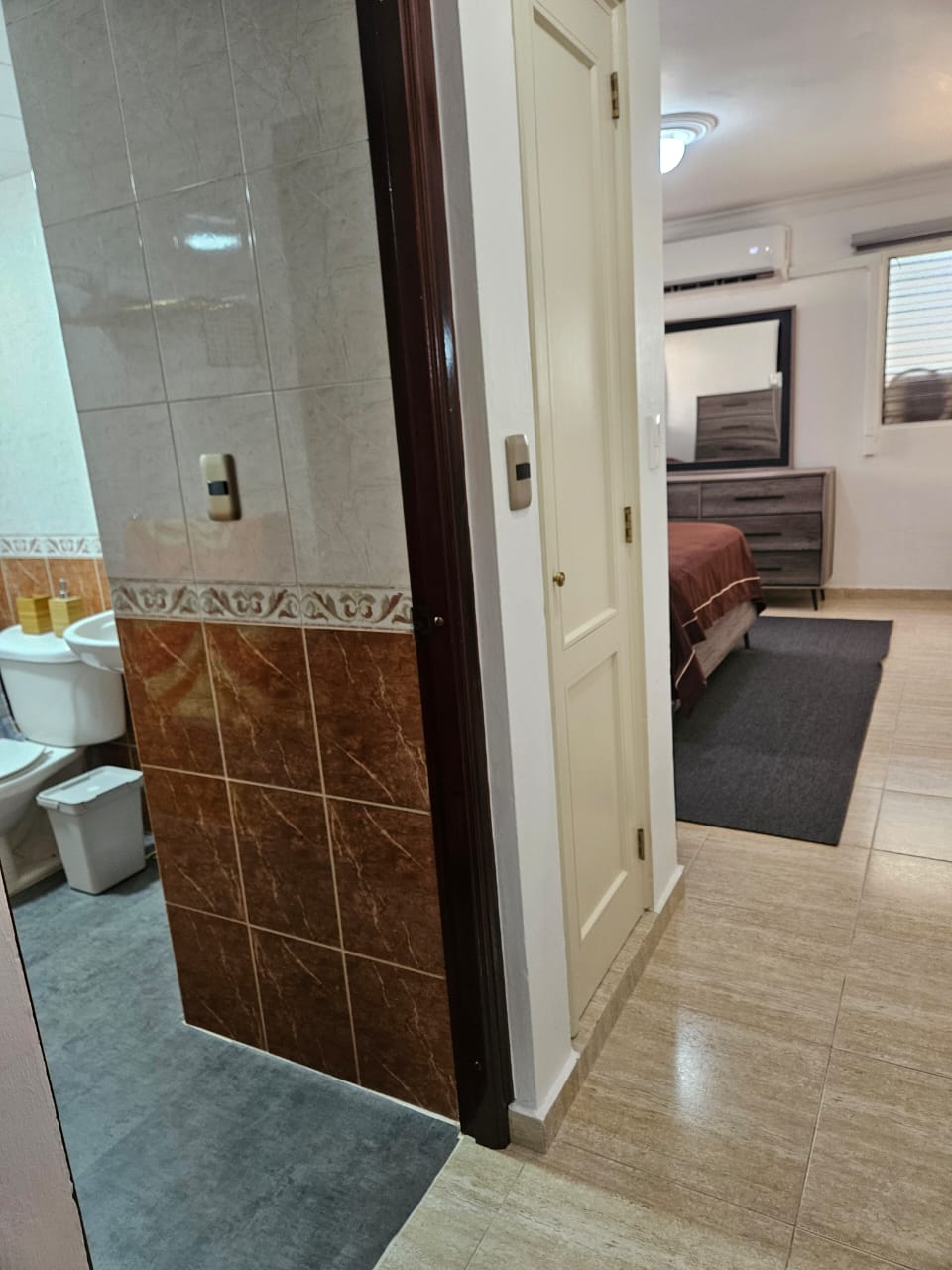 apartamentos - ALQUILO COMODO APART. EN GASCUE AMUEBLADO 4