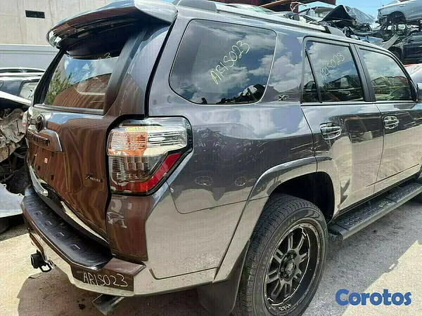 repuestos - COMPUERTA TRASERA TOYOTA 4RUNNER (2010-2020) - IMPECABLE 2