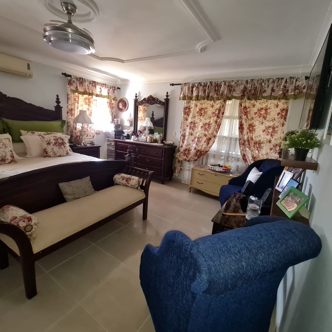 apartamentos - *Vendo pent house de 3 niveles en Alma Rosa 1ra*  *360m2   10.5 millones* 2