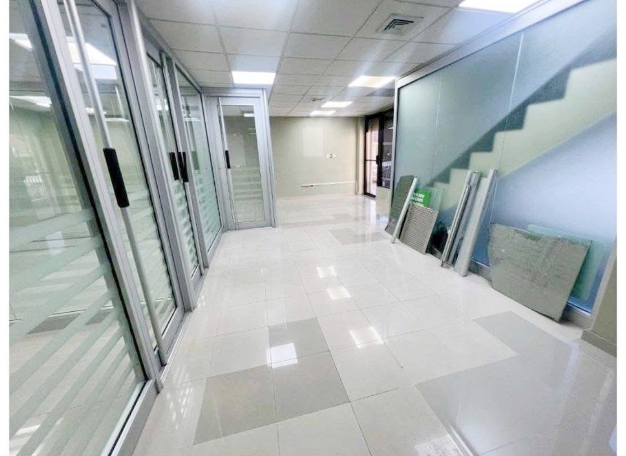 oficinas y locales comerciales - Local céntrico en Piantini 4