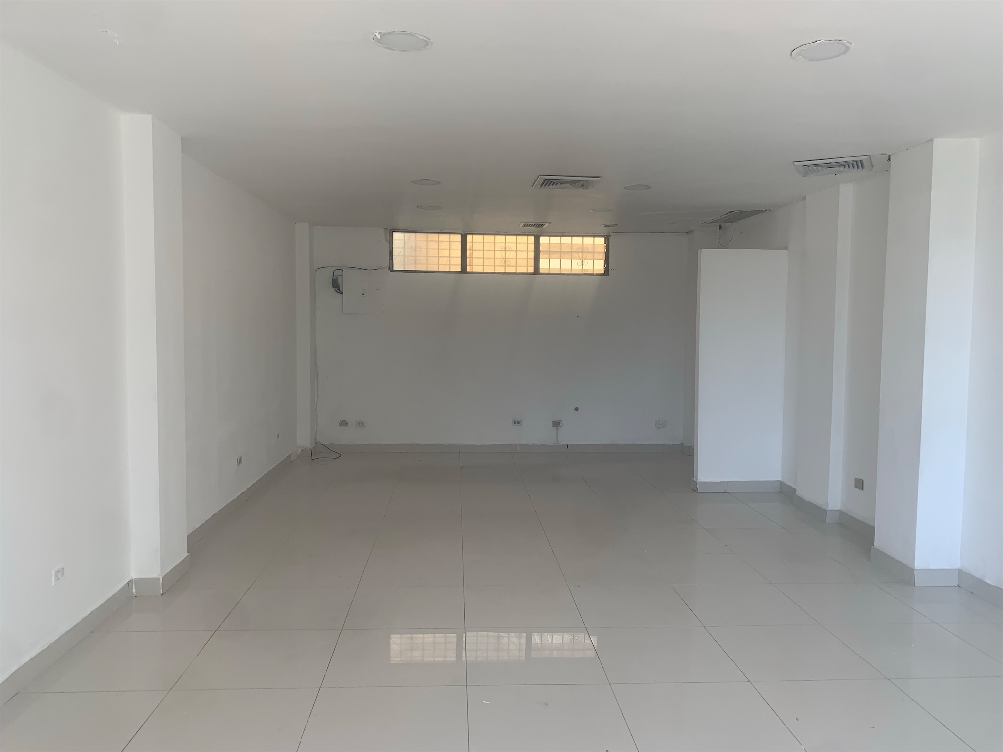 oficinas y locales comerciales - Local en Piantini buena ubicación  3