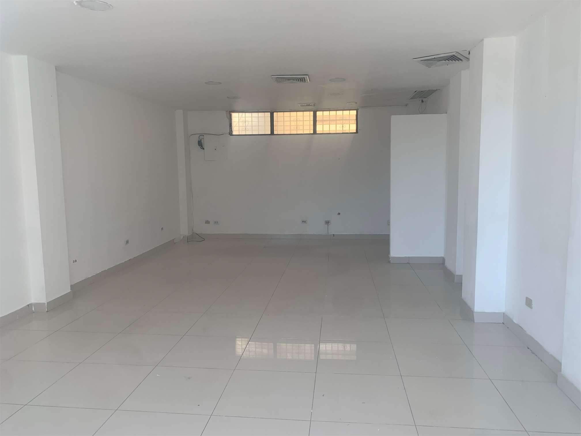 oficinas y locales comerciales - Local en Piantini buena ubicación  4