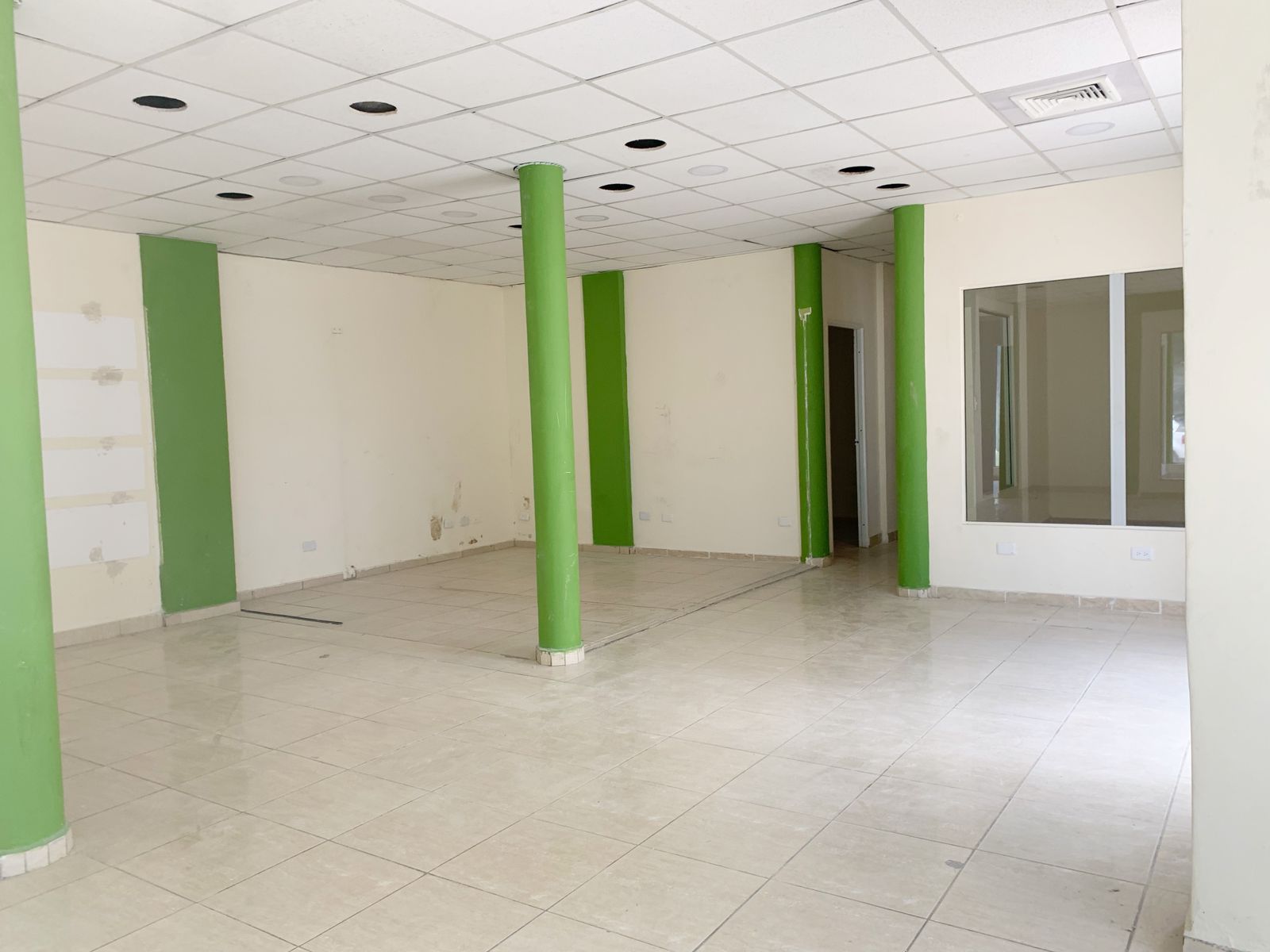 oficinas y locales comerciales - Alquiler local esquinero en Gazcue  9