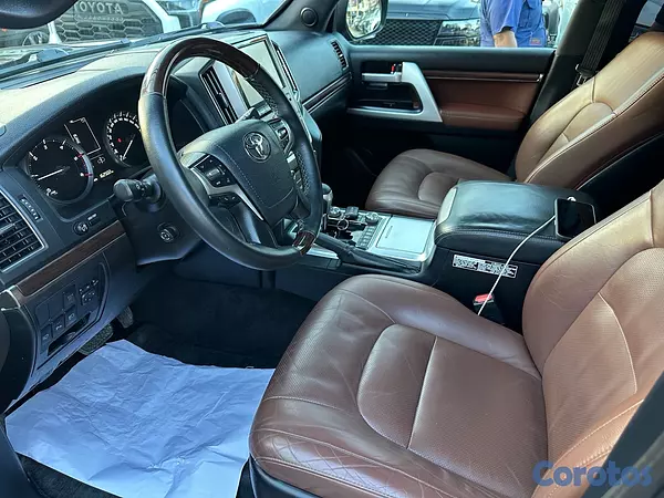 jeepetas y camionetas - Toyota Land Cruiser VX-R año 2017  8