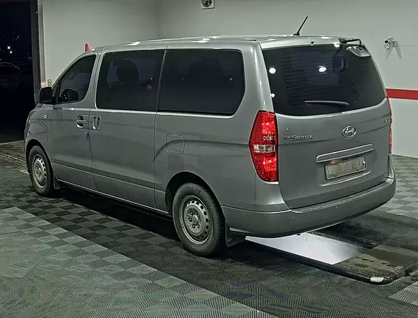 jeepetas y camionetas - HYUNDAI GRAND STAREX 2019 GRIS DIESEL 5