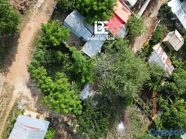 solares y terrenos - Se Vende solar de esquina con 143 metros.  📍En Sec 6