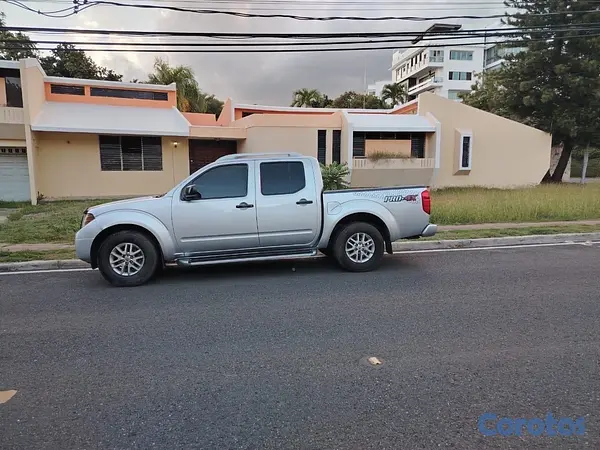 jeepetas y camionetas - Nissan frontier SV 2015 transmisión mecánica  3