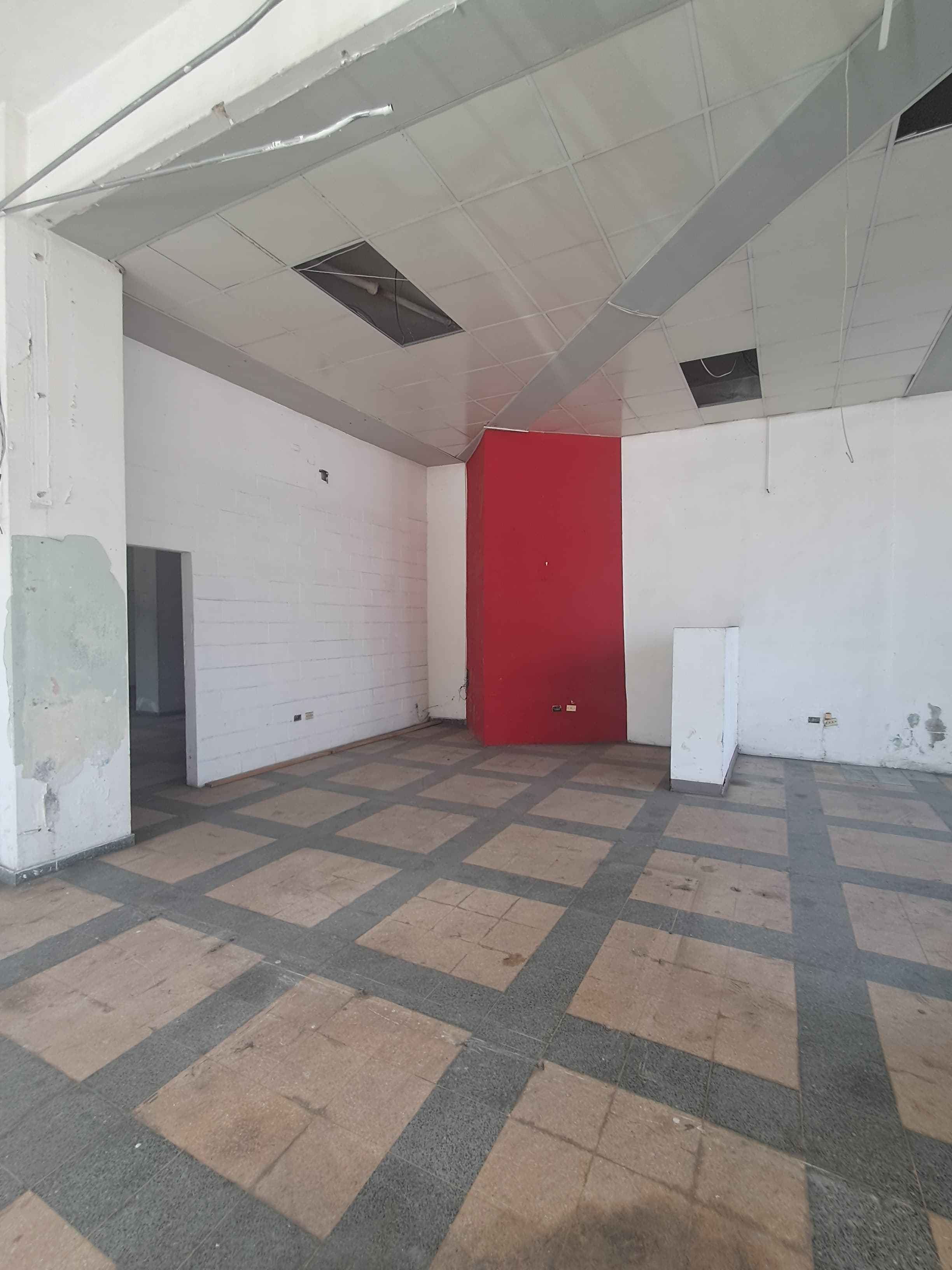 oficinas y locales comerciales - Amplio local en calle transitada Gazcue