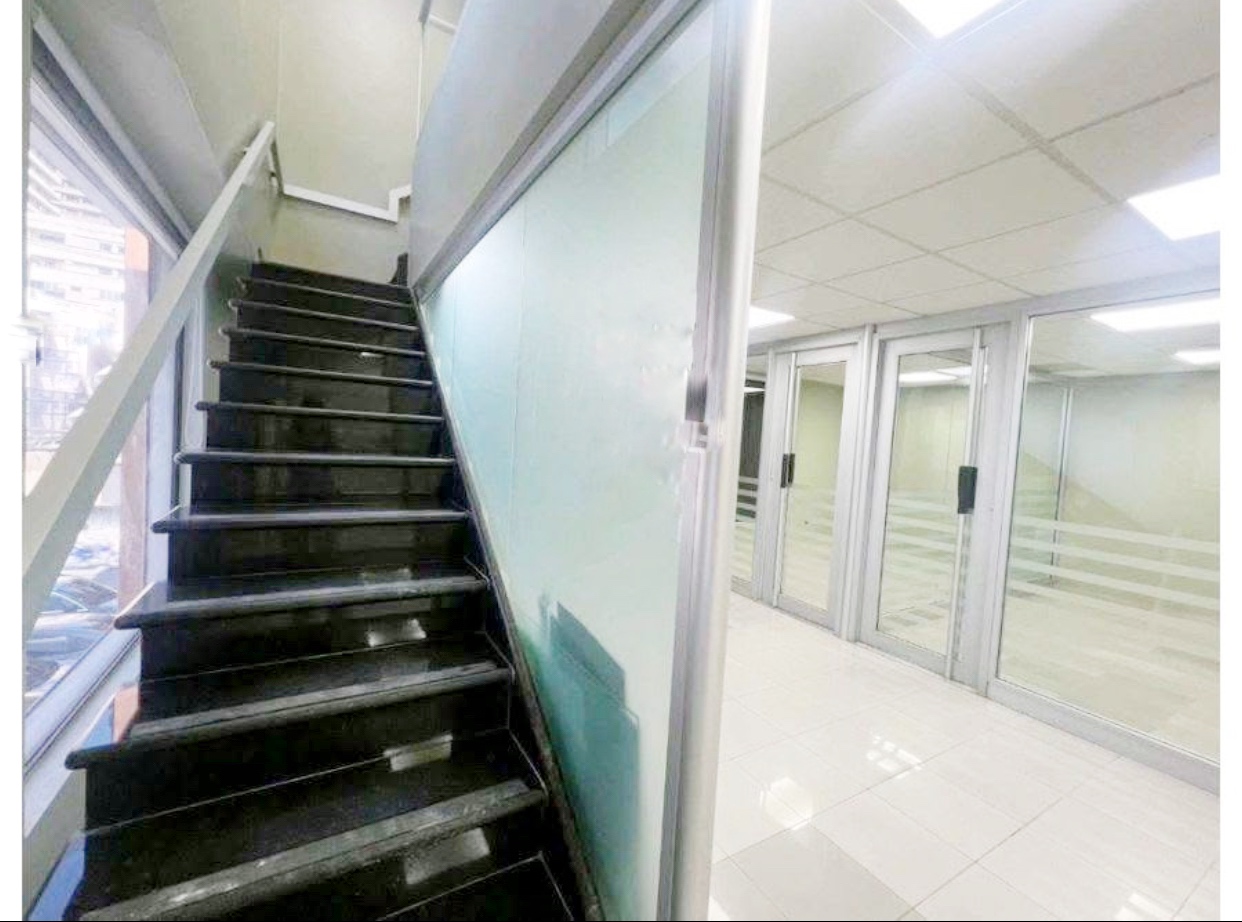oficinas y locales comerciales - Local céntrico en Piantini 6