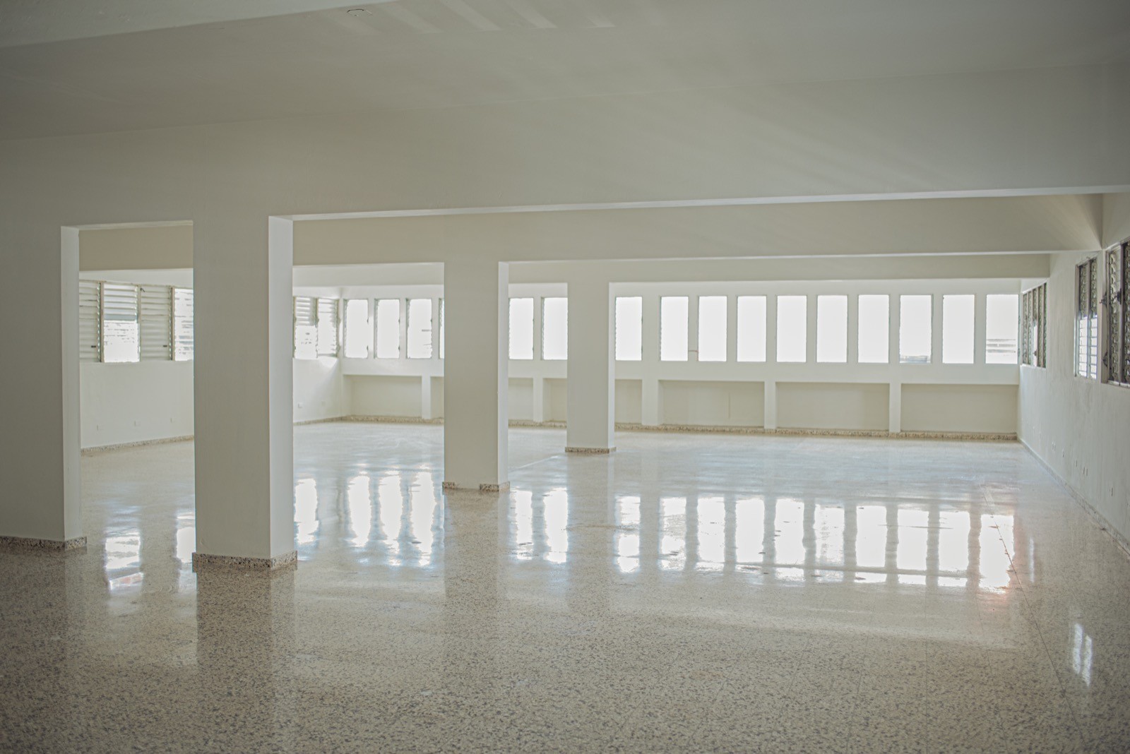 oficinas y locales comerciales - Alquilo Local 2do piso 250 mts en la 27 febrero Ens. Quisqueya 
 6