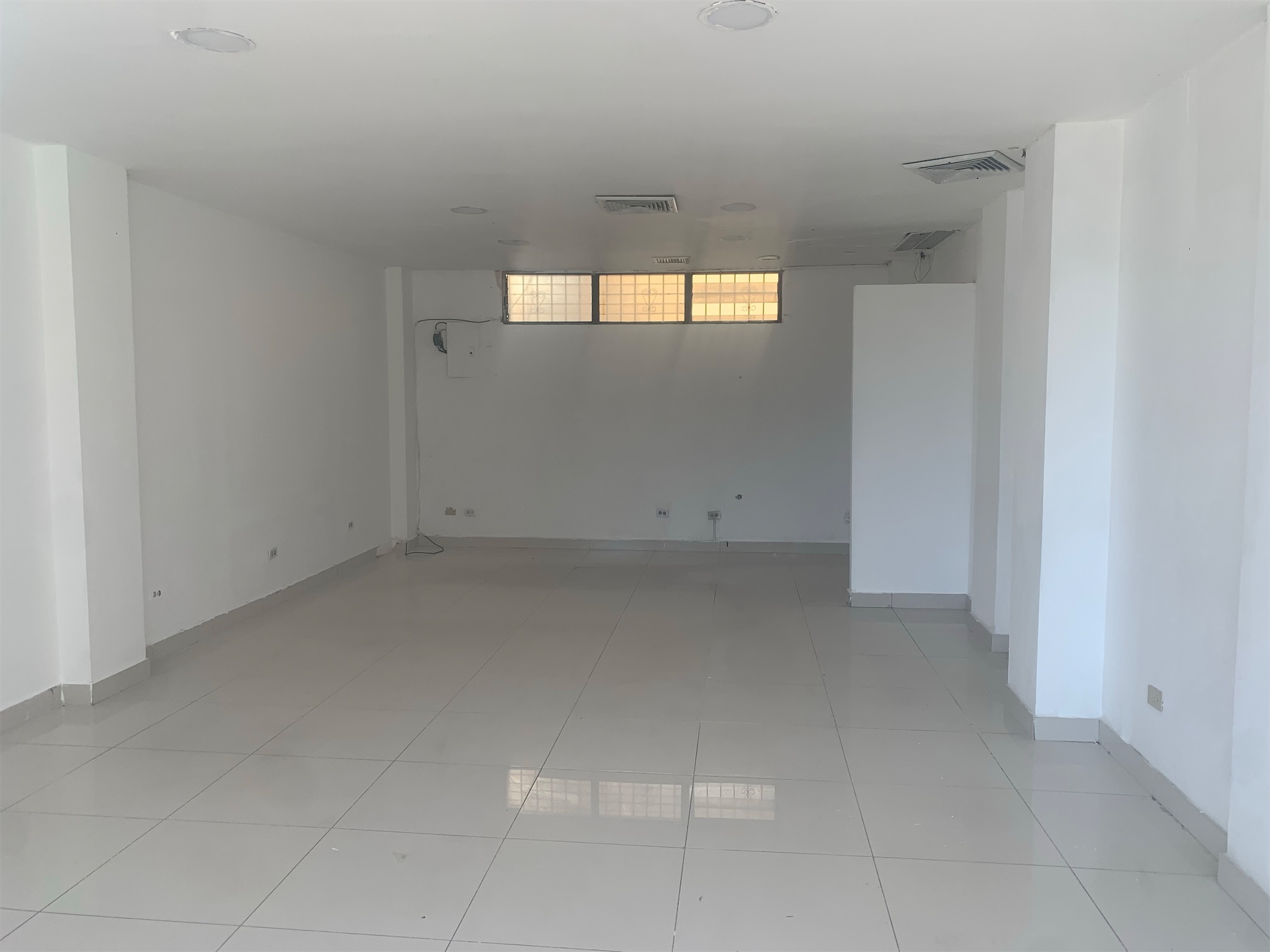 oficinas y locales comerciales - Local en Piantini buena ubicación  5