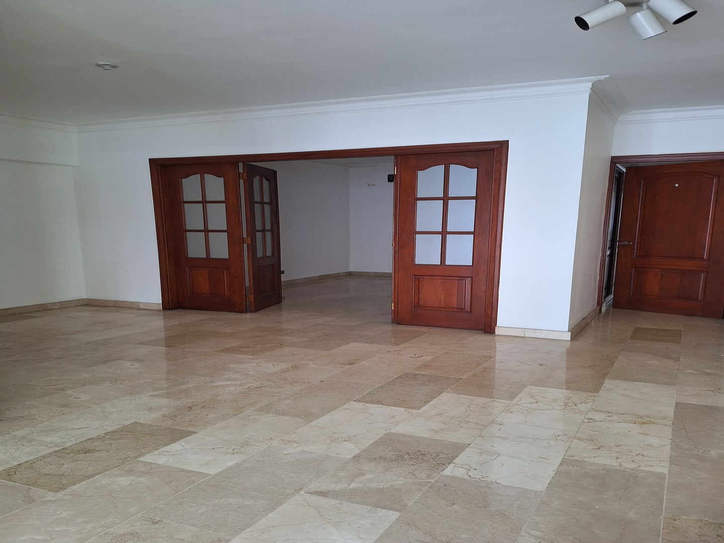 apartamentos - VENTA DE APARTAMENTO EN PIANTINI TORRE FAMILIAR TRADICIONAL 0