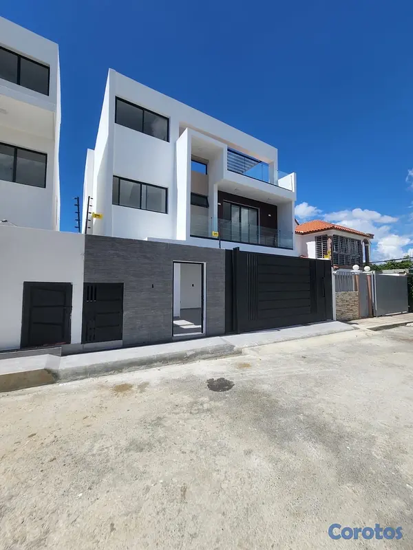 casas - venta de espectacular casa con piscina en la autopista de san isidro  5