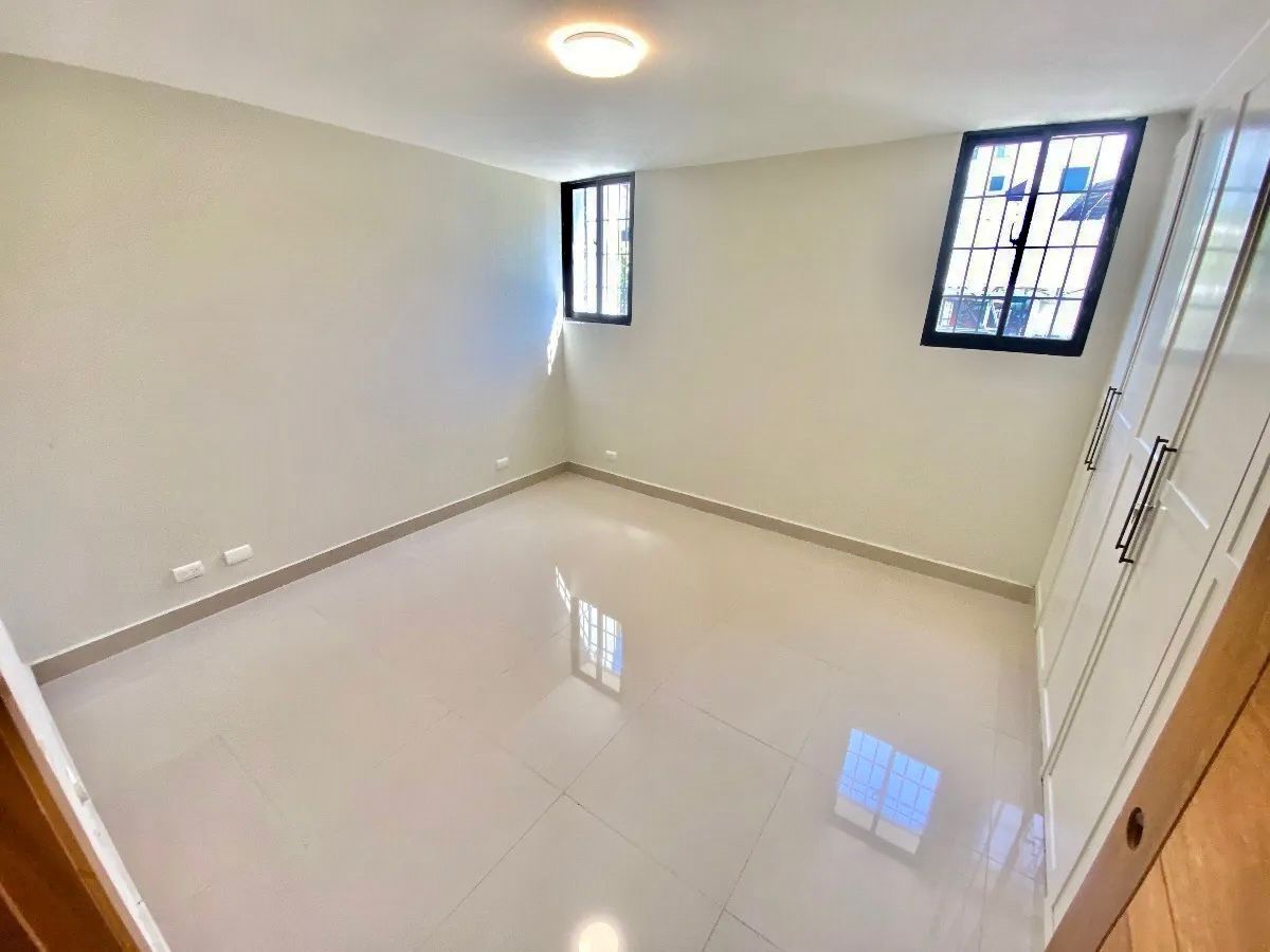 apartamentos - Alquiló piantini primer nivel dos hab baño parqueo 9