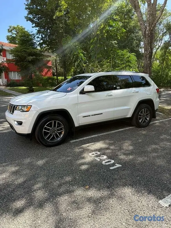 jeepetas y camionetas - JEEP GRAND CHEROKEE LAREDO 2020 3