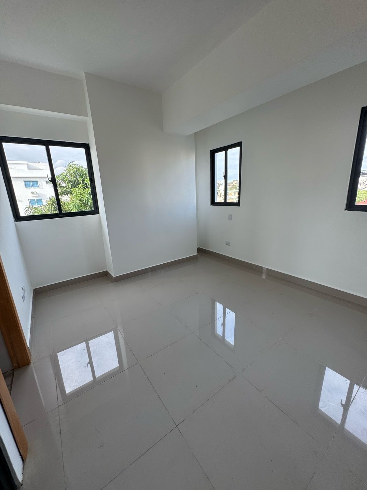 apartamentos - Vendo Miraflores piso 3 una hab 1.5 baños parqueo 
