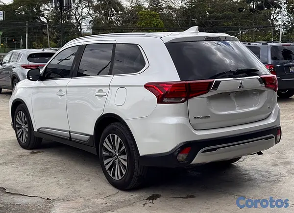 jeepetas y camionetas - Mitsubishi Outlander SEL 2019  
 4