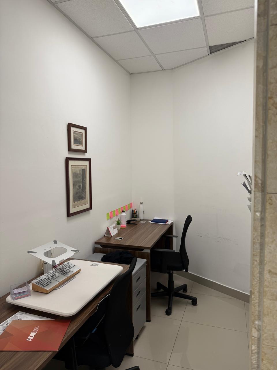 oficinas y locales comerciales - Local en Plaza de Viejo Arroyo Hondo con 6 Parqueo 7