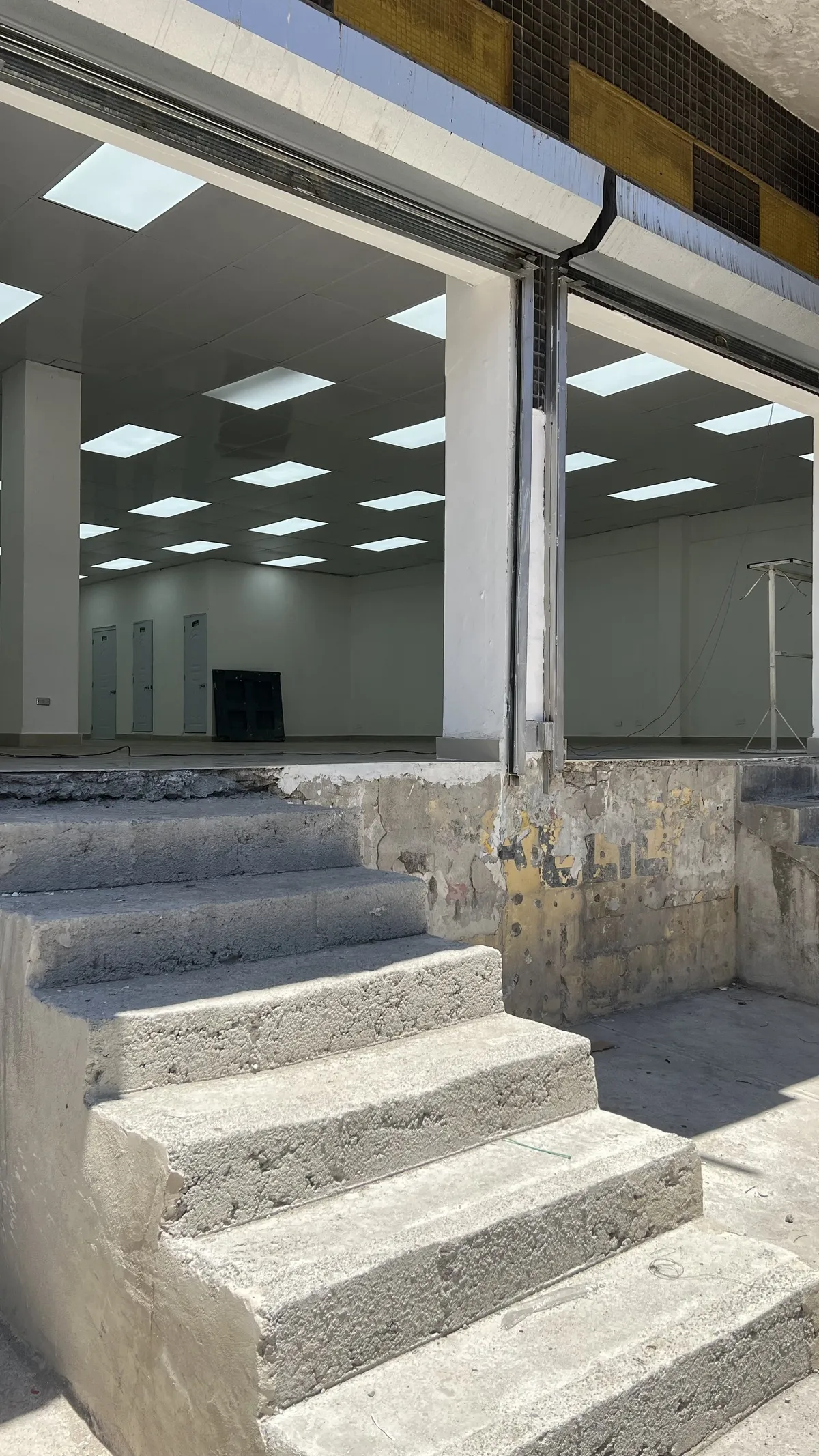 oficinas y locales comerciales - Local en primer nivel en alquiler en villa francis 8