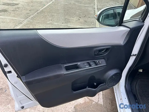 carros - Toyota vitz 2012 4