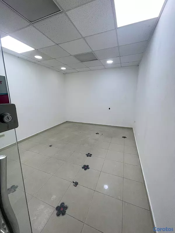 oficinas y locales comerciales - Alquiler local en primer nivel 5