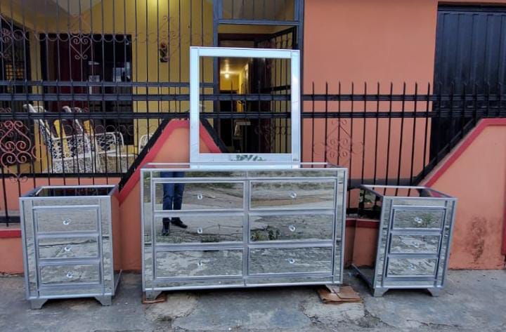 muebles y colchones - Gavetero y mesas de noche color gris 