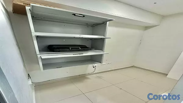 oficinas y locales comerciales - Oficina Comercial en Alquiler Semi-Amueblada Ensanche Julieta 8
