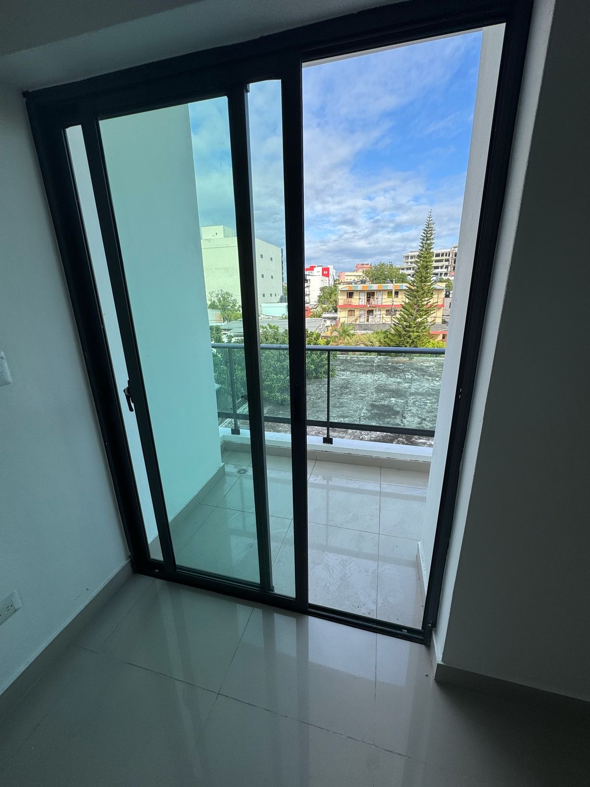 apartamentos - Vendo Miraflores piso 3 una hab 1.5 baños parqueo  2
