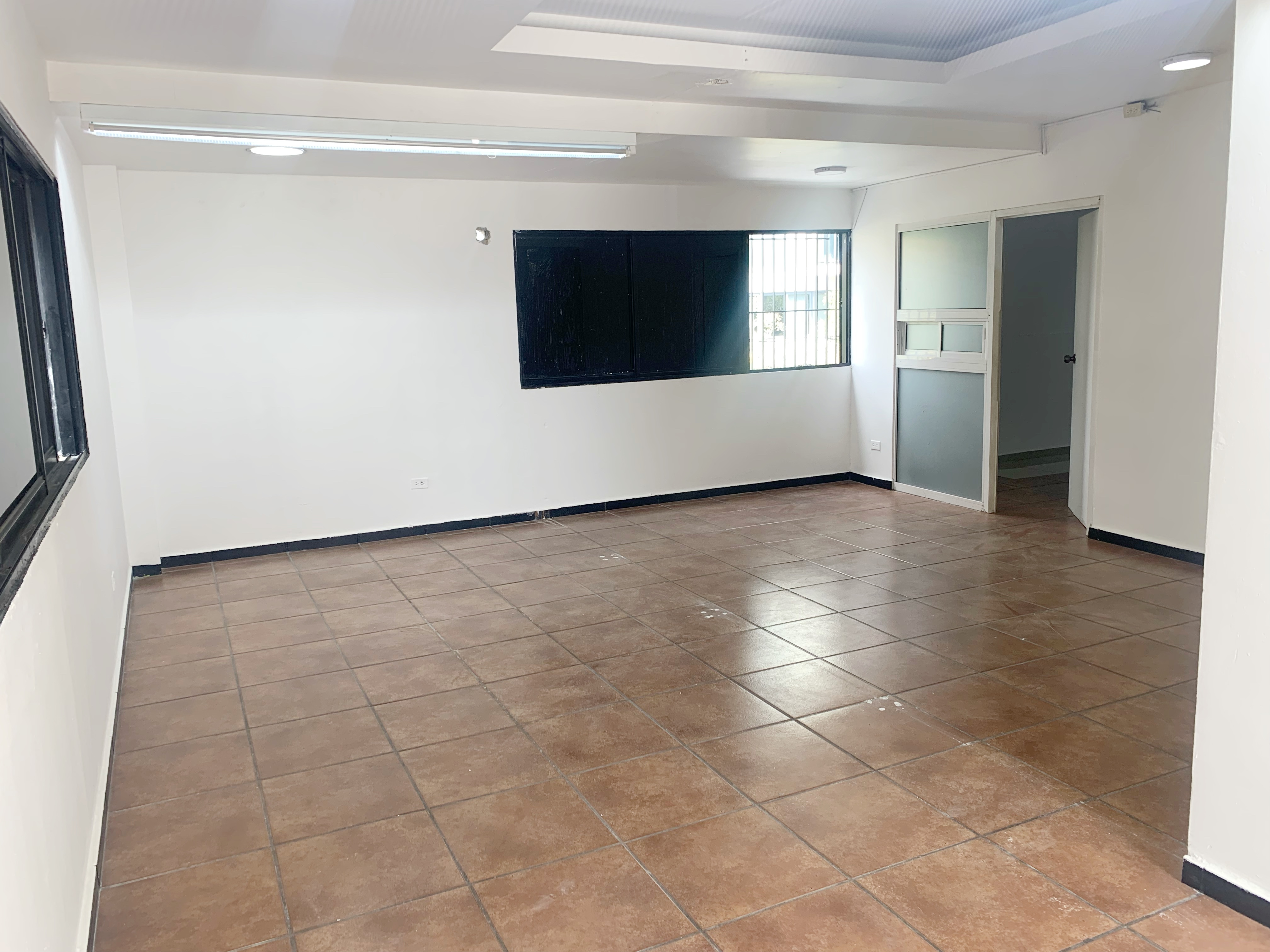 oficinas y locales comerciales - Local céntrico en Evaristo morales  5