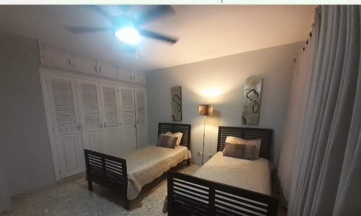 apartamentos - Apartamento en alquiler en el piantini  tiene 165 m2 netos 2