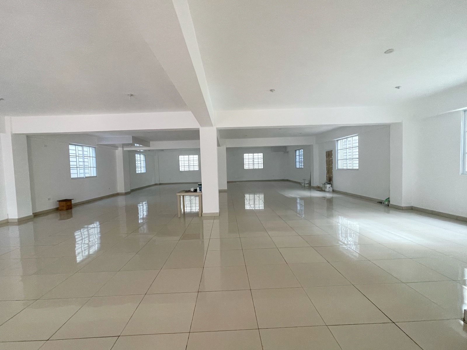 oficinas y locales comerciales - Local céntrico en Primer nivel  6
