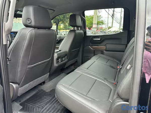 jeepetas y camionetas - Chevrolet Silverado RST Diesel  Año 2021  8