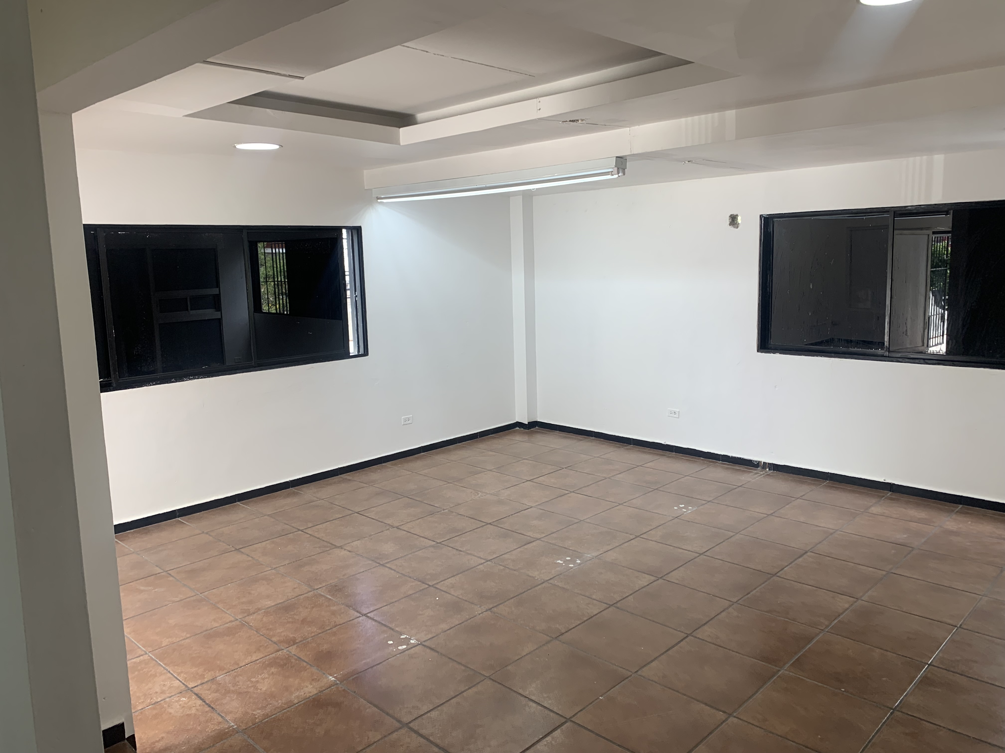 oficinas y locales comerciales - Local céntrico en Evaristo morales  3