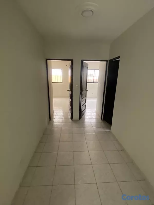 apartamentos - vendo primer nivel en el millón tres habitaciones dos baños parqueo servicio  8