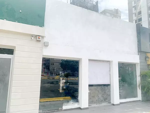 oficinas y locales comerciales - Local en Naco primer nivel 4