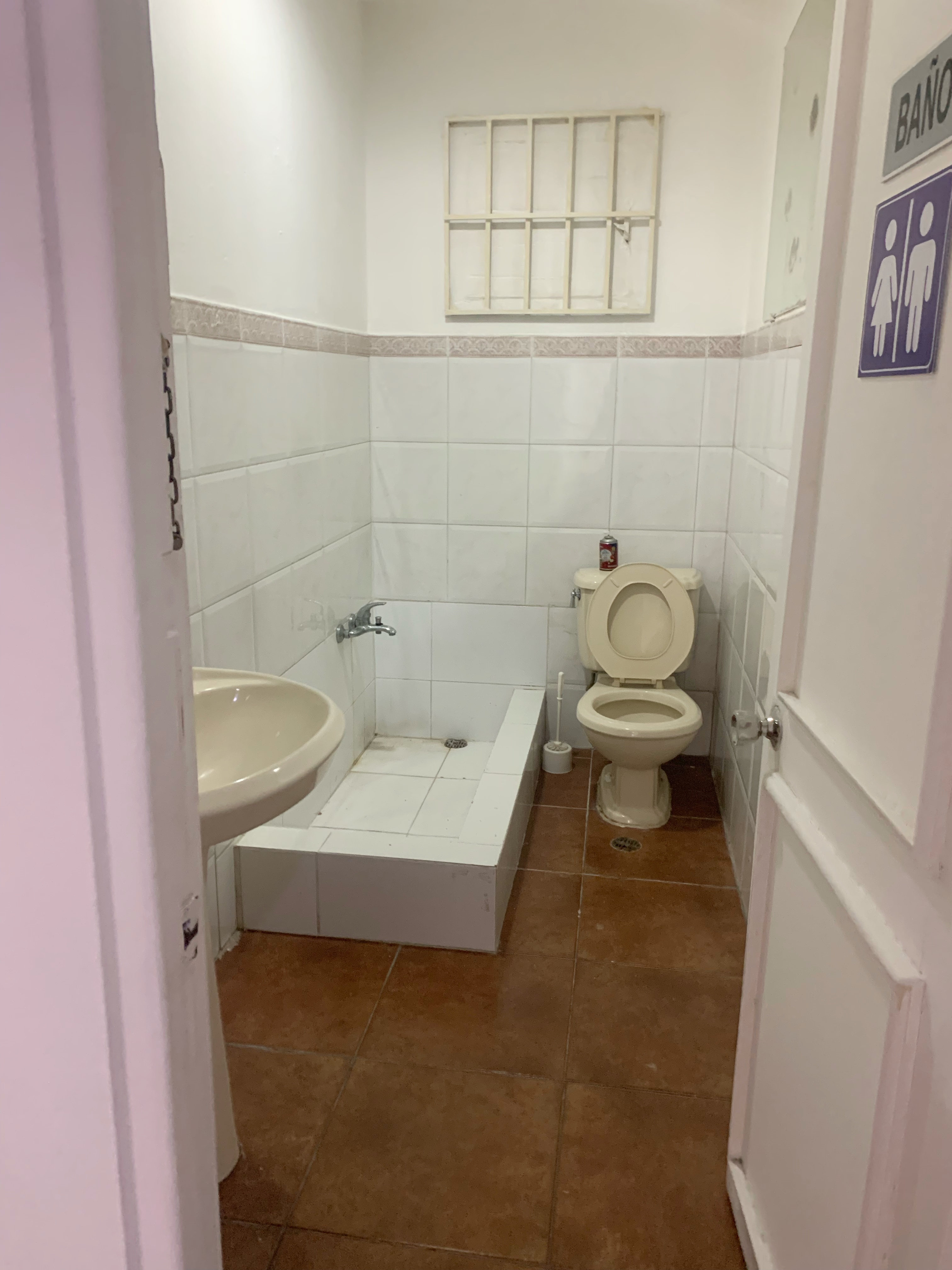 oficinas y locales comerciales - Local céntrico en Evaristo morales  5