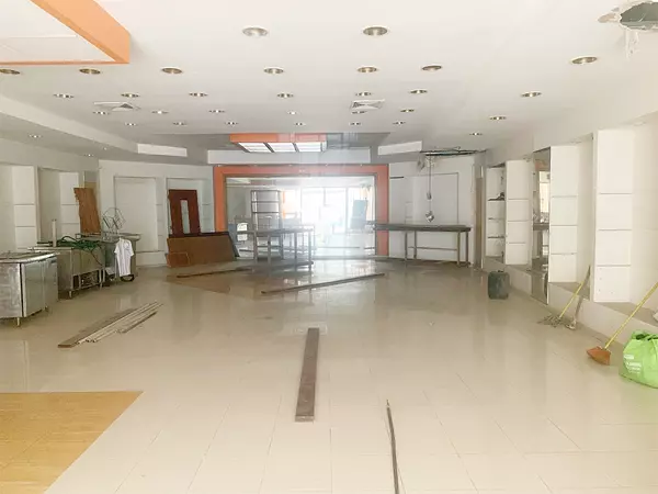 oficinas y locales comerciales - Local amplio en zona colonial 2