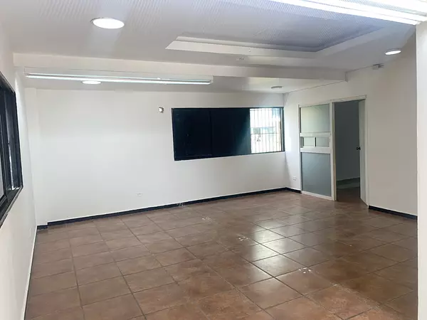 oficinas y locales comerciales - Local céntrico en Evaristo morales  7