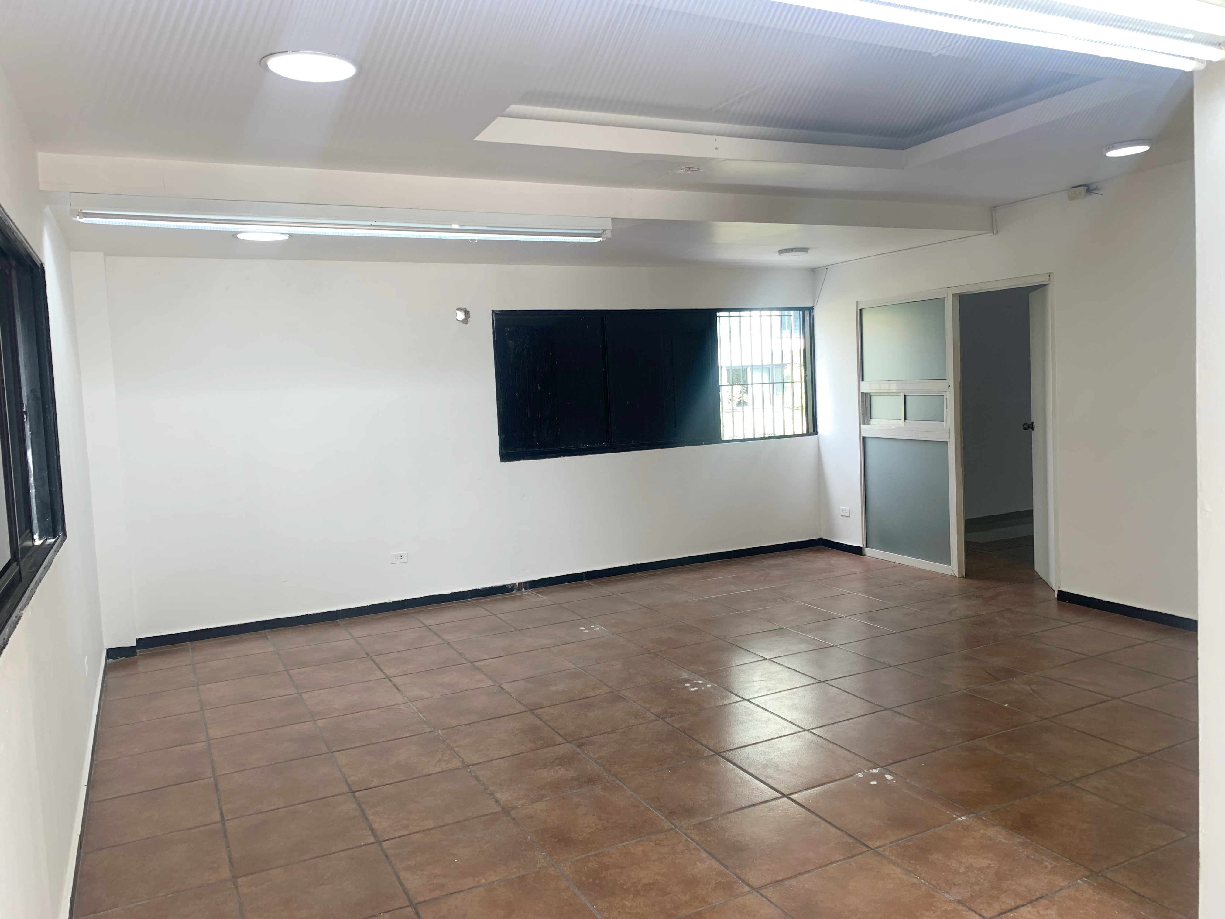 oficinas y locales comerciales - Local céntrico en Evaristo morales  6