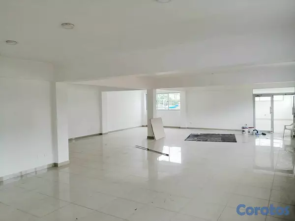 oficinas y locales comerciales - Alquiler local comercial amplio  3