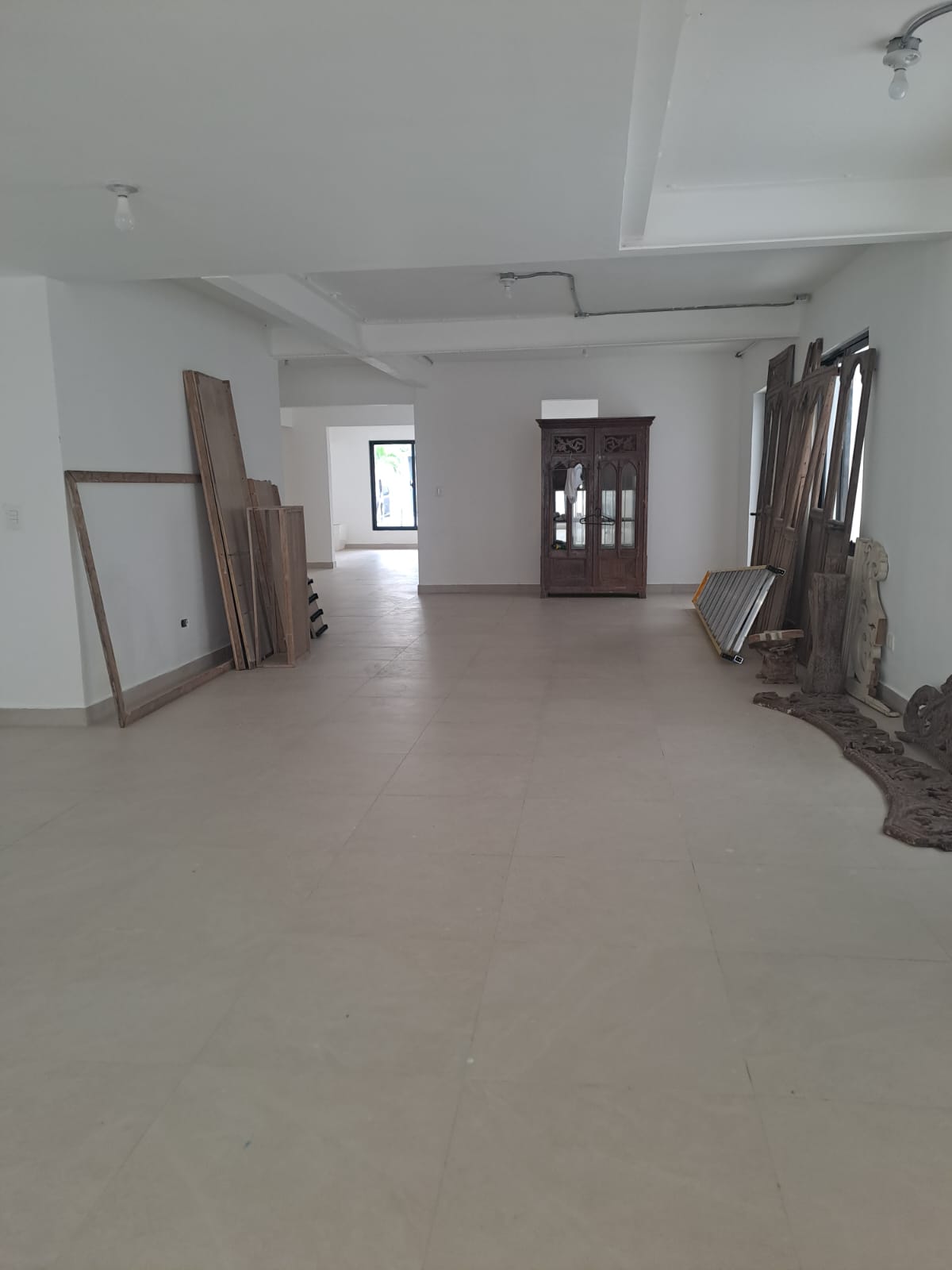 oficinas y locales comerciales - Alquilo local 1er piso 330 mts  en Naco 5