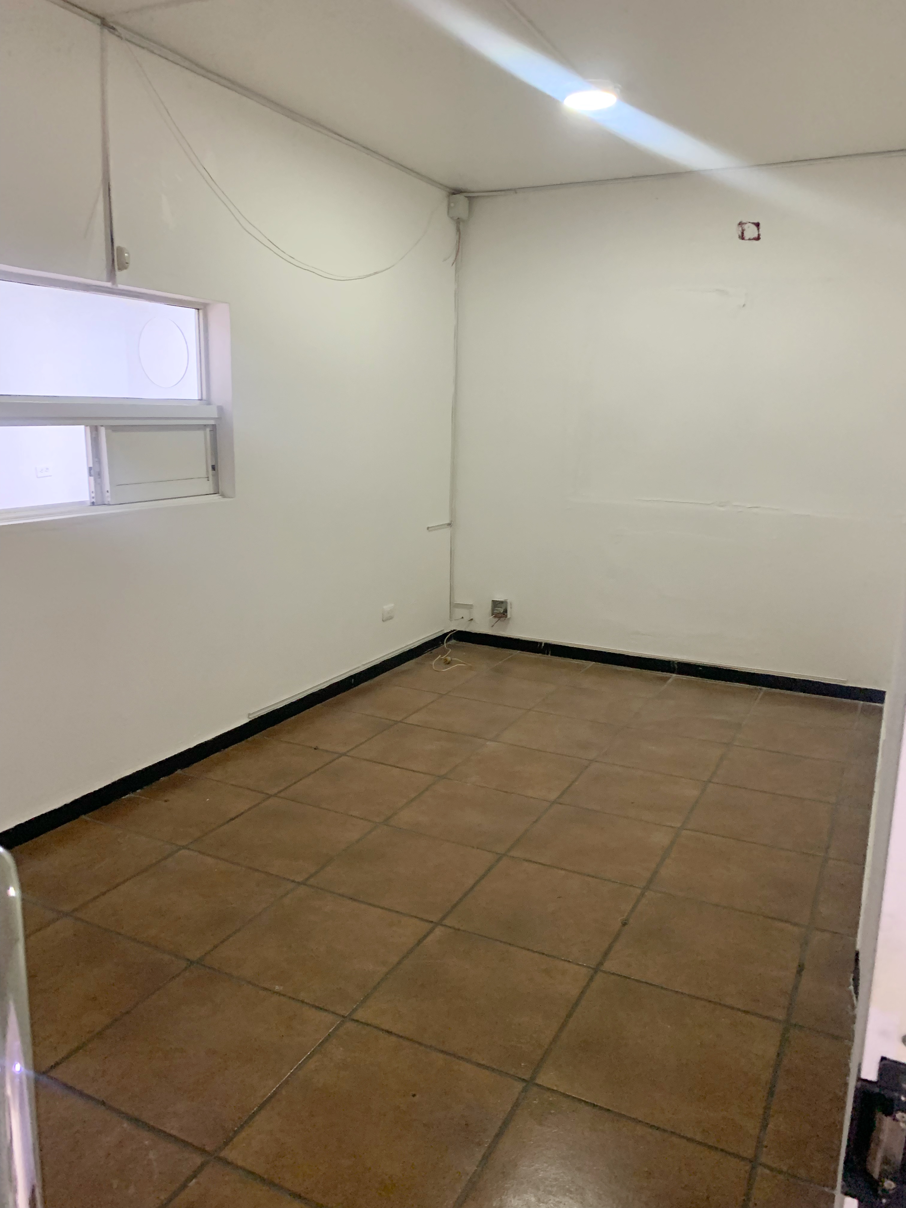 oficinas y locales comerciales - Local céntrico en Evaristo morales  7