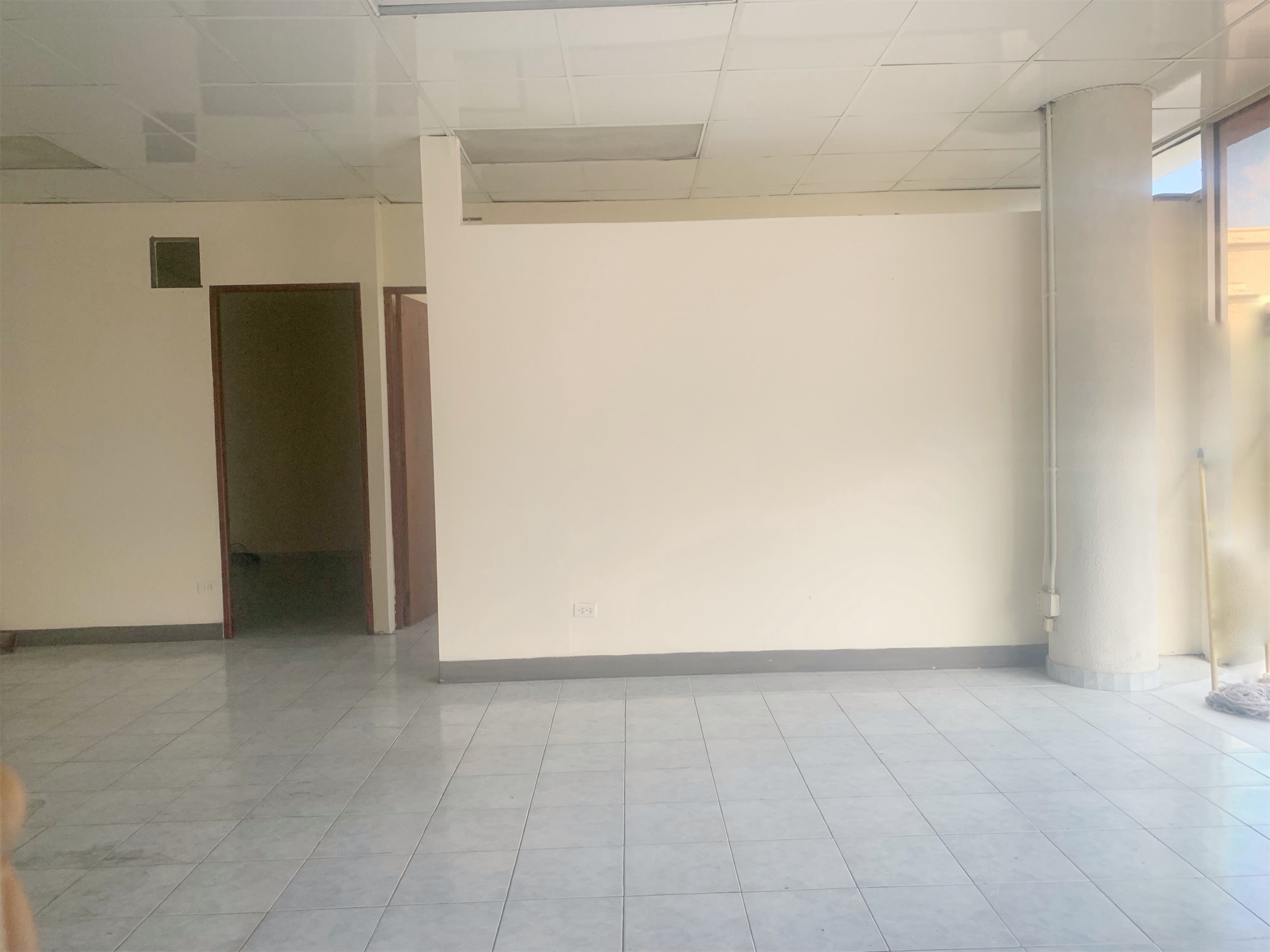oficinas y locales comerciales - Local céntrico en Naco 5
