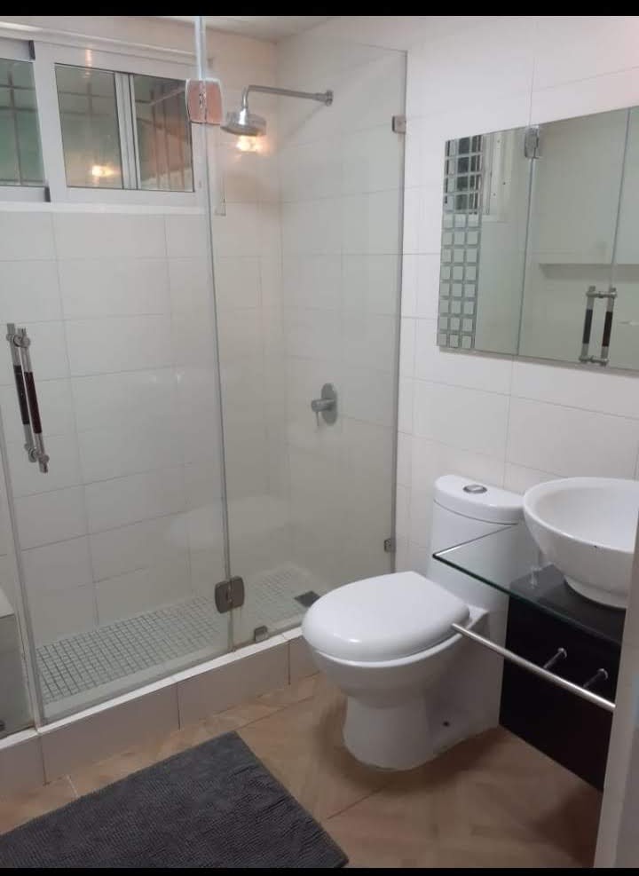 apartamentos - Apartamento en alquiler en el piantini  tiene 165 m2 netos 8