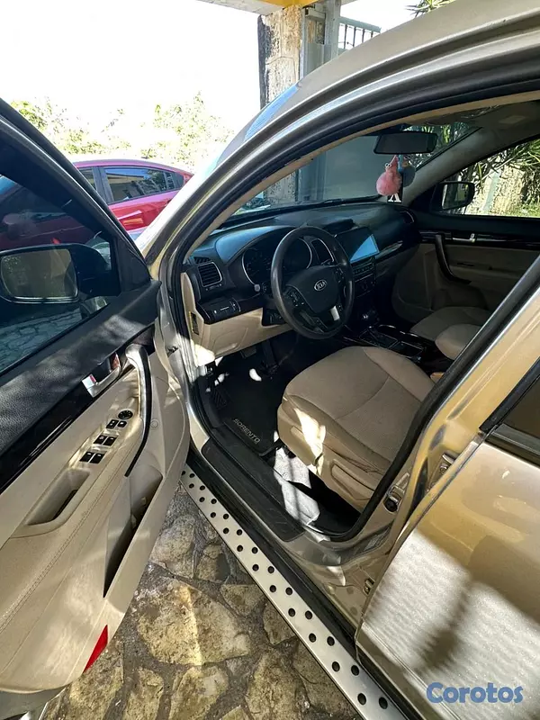 jeepetas y camionetas - Kia Sorento 2015 en excelentes condiciones  7
