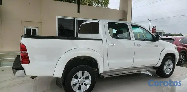 jeepetas y camionetas - 2013 Toyota Hilux SRV  3