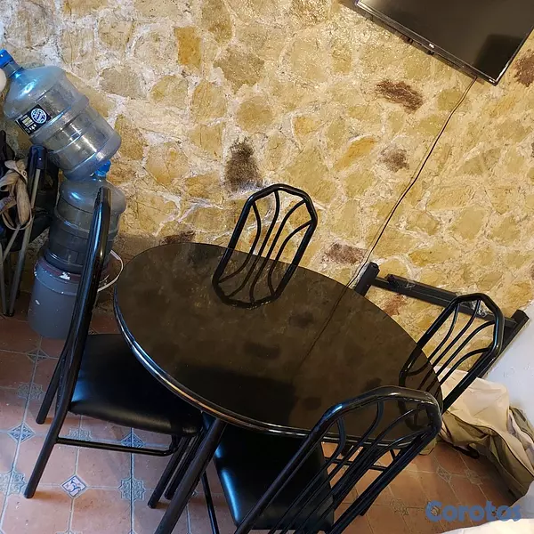 muebles y colchones - Comedor de 4 sillas de metal, excelentes condiciones  2
