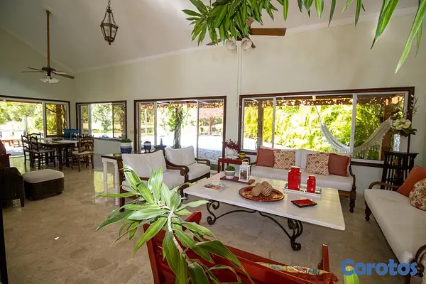 casas vacacionales y villas - Espaciosa villa de estilo clásico distribuida en dos niveles. 9