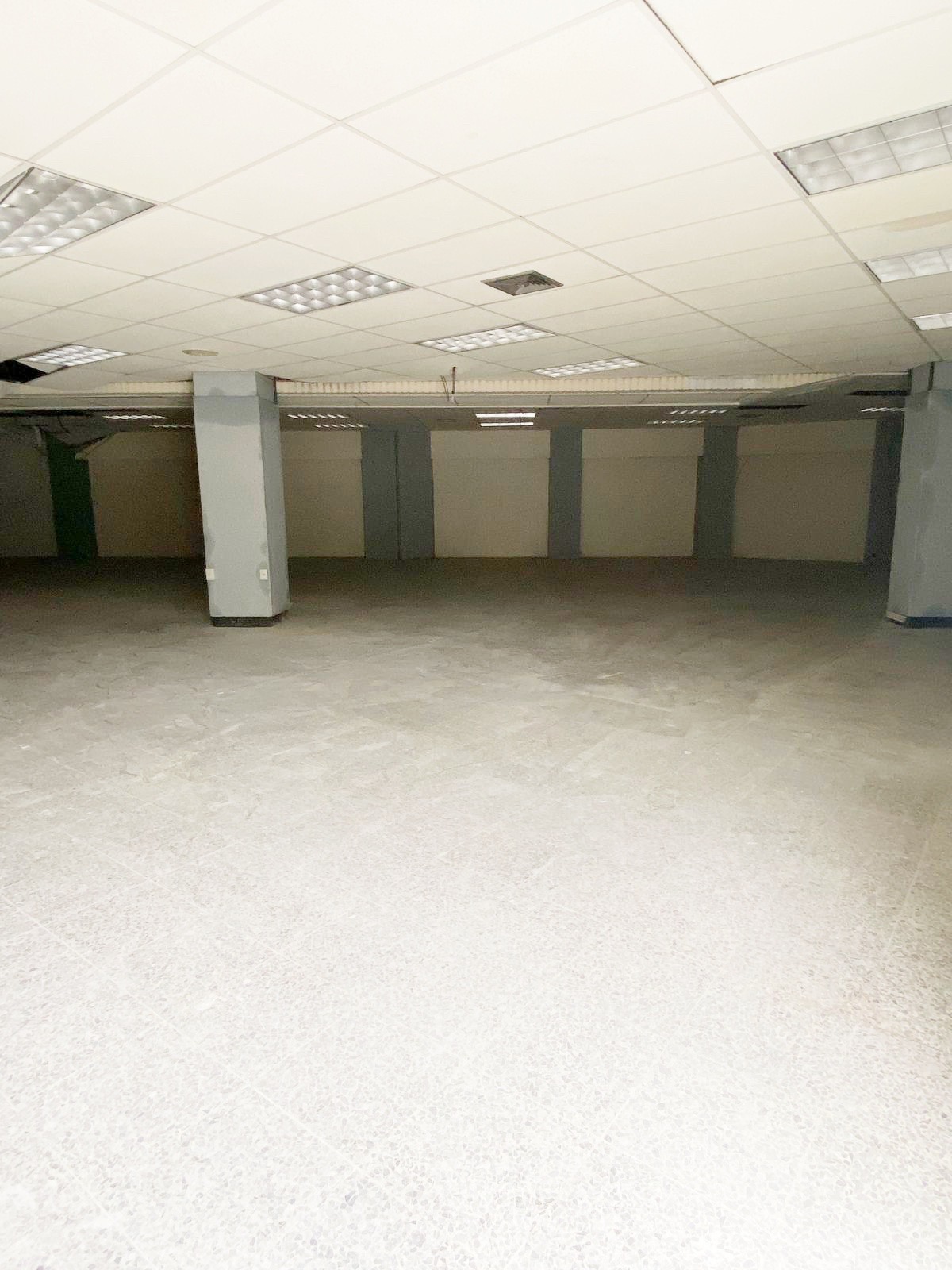 oficinas y locales comerciales - Local esquinero céntrico  4
